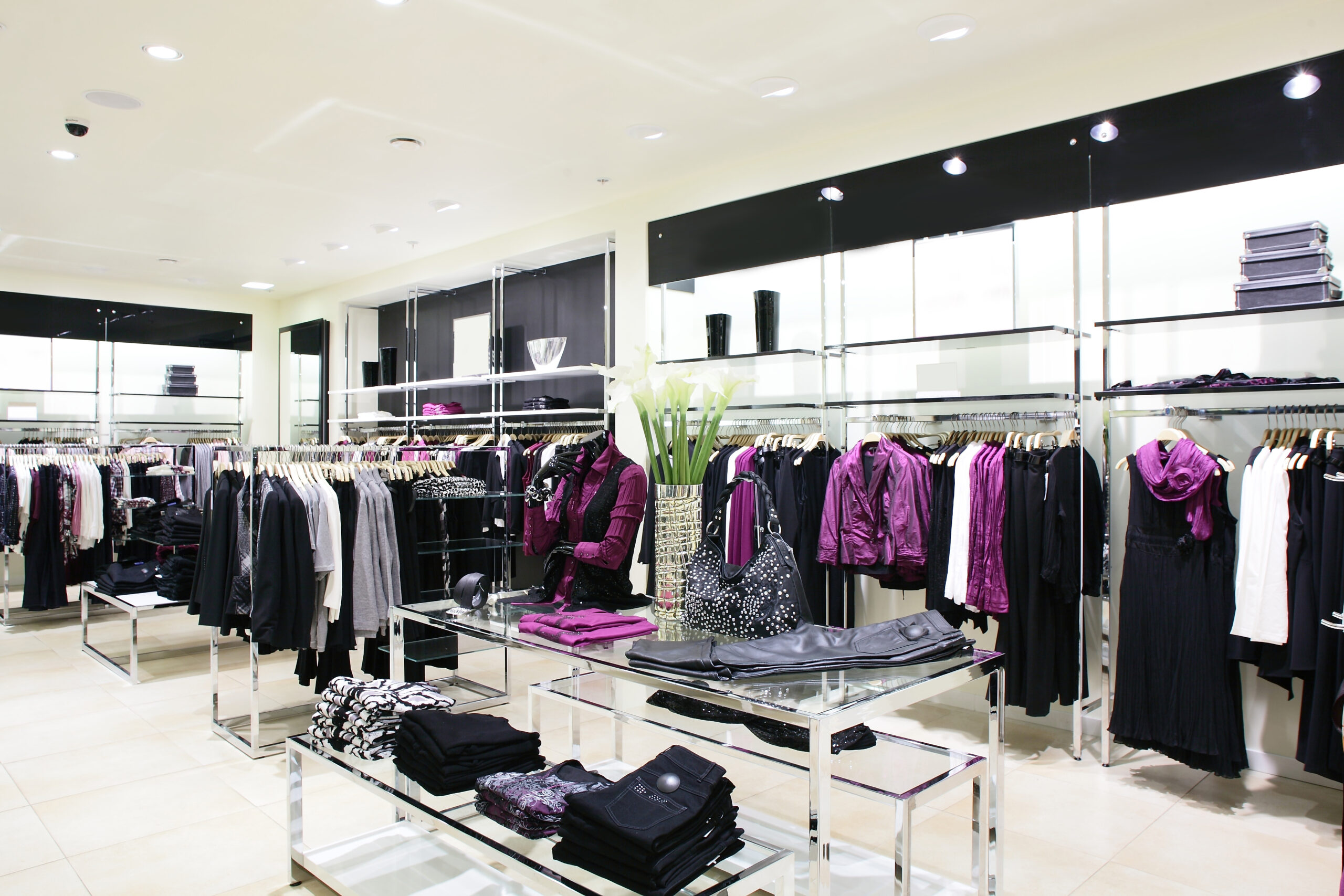Shelf Systems in Clothing Stores: Product Presentation and Organization Strategies